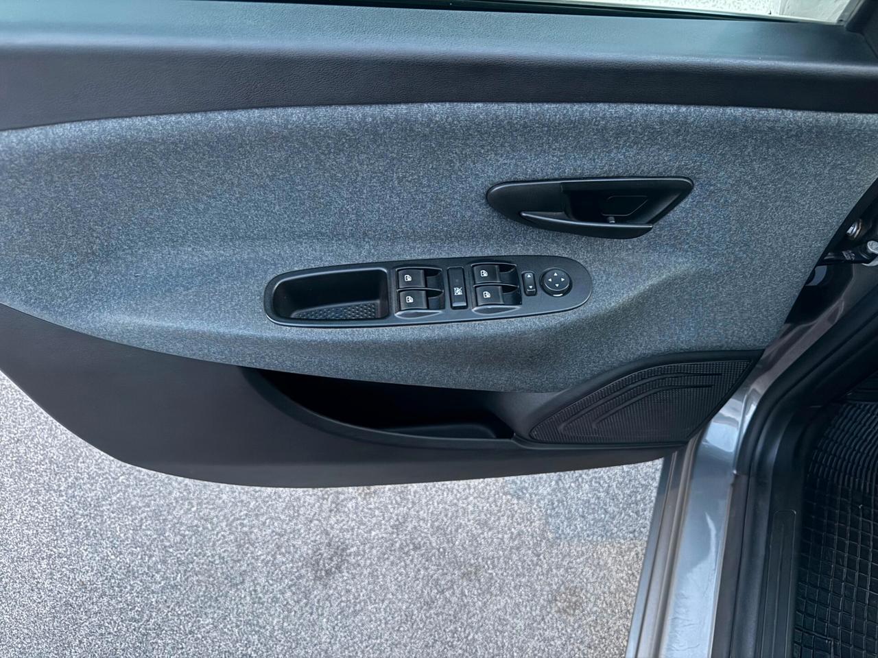 Lancia Ypsilon 1.0 FireFly S&S Hybrid Silver