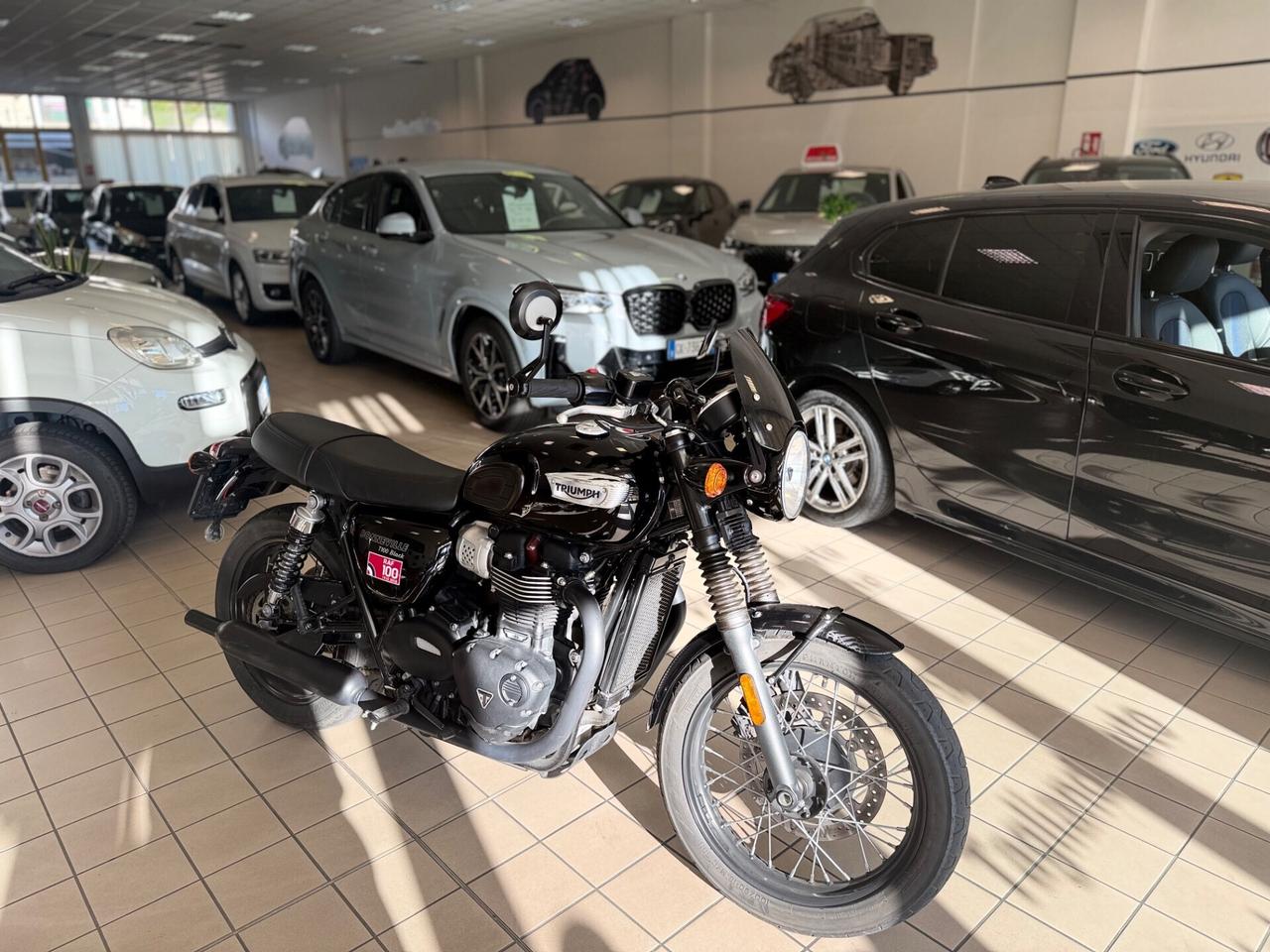 Triumph Bonneville T100 T-100 black 900ht