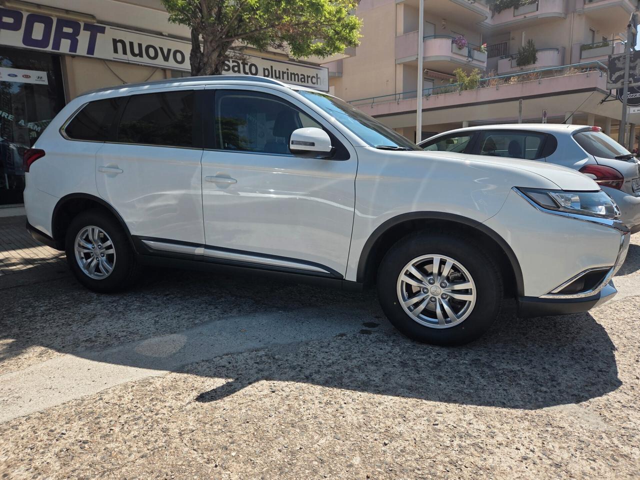 Mitsubishi Outlander 2.2 DI-D 4WD Intense