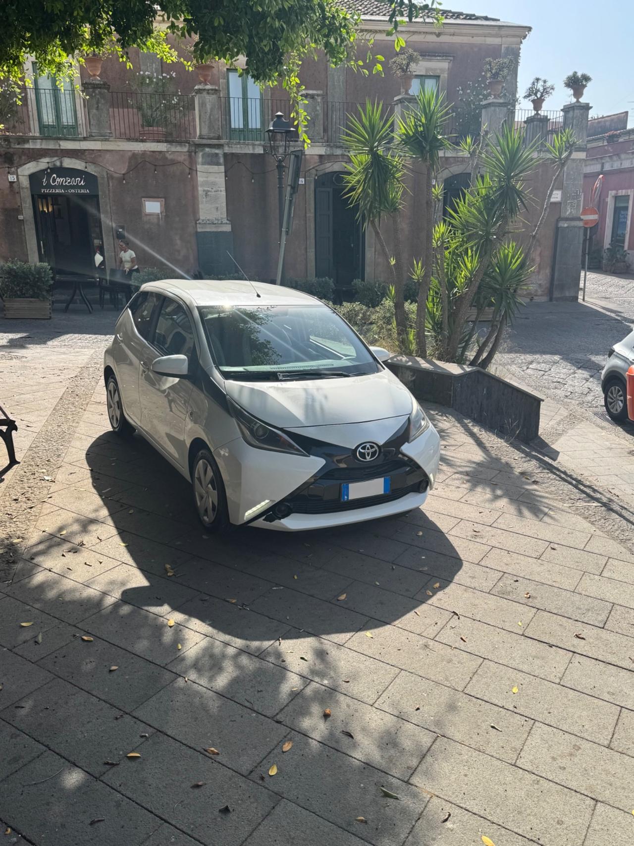 Toyota Aygo 1.0 VVT-i 69 CV 5 porte x-play MMT