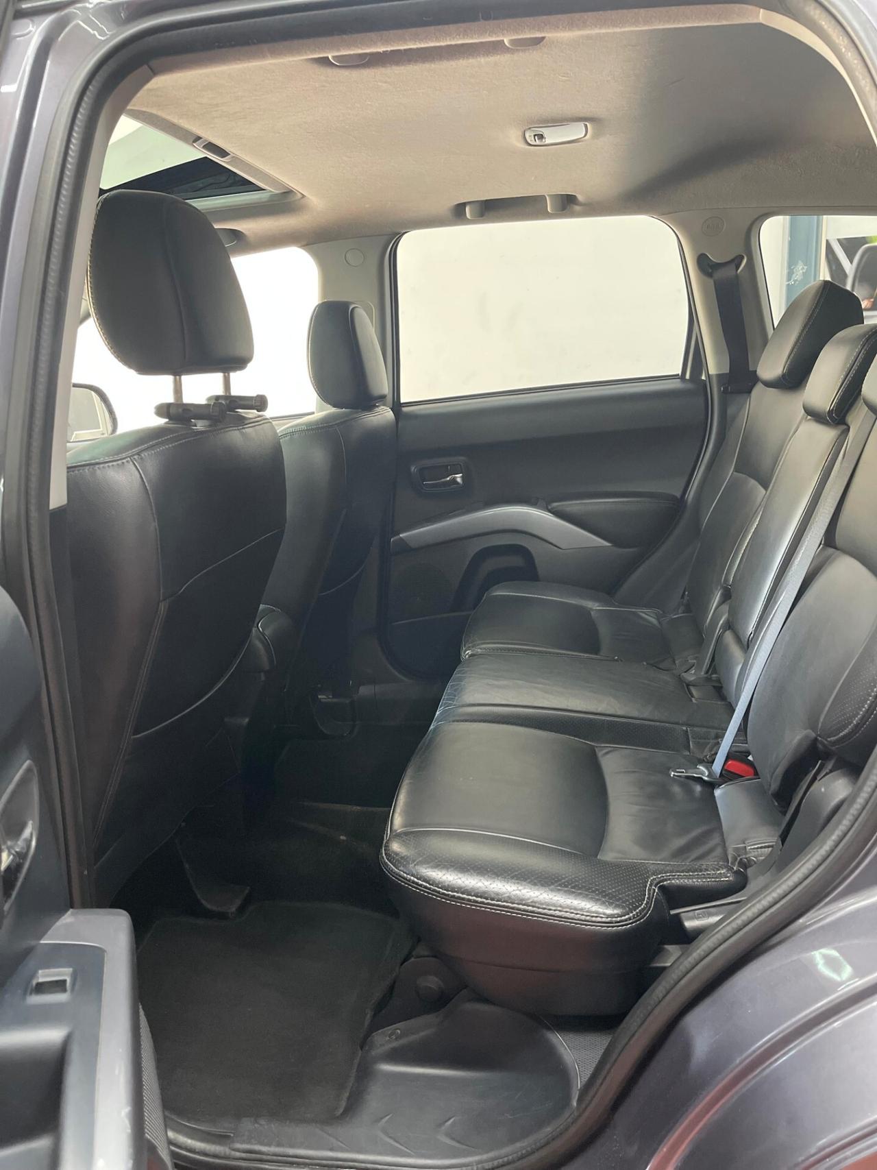 Mitsubishi Outlander 2.0d 4X4 GANCIO TRAINO 7 POSTI