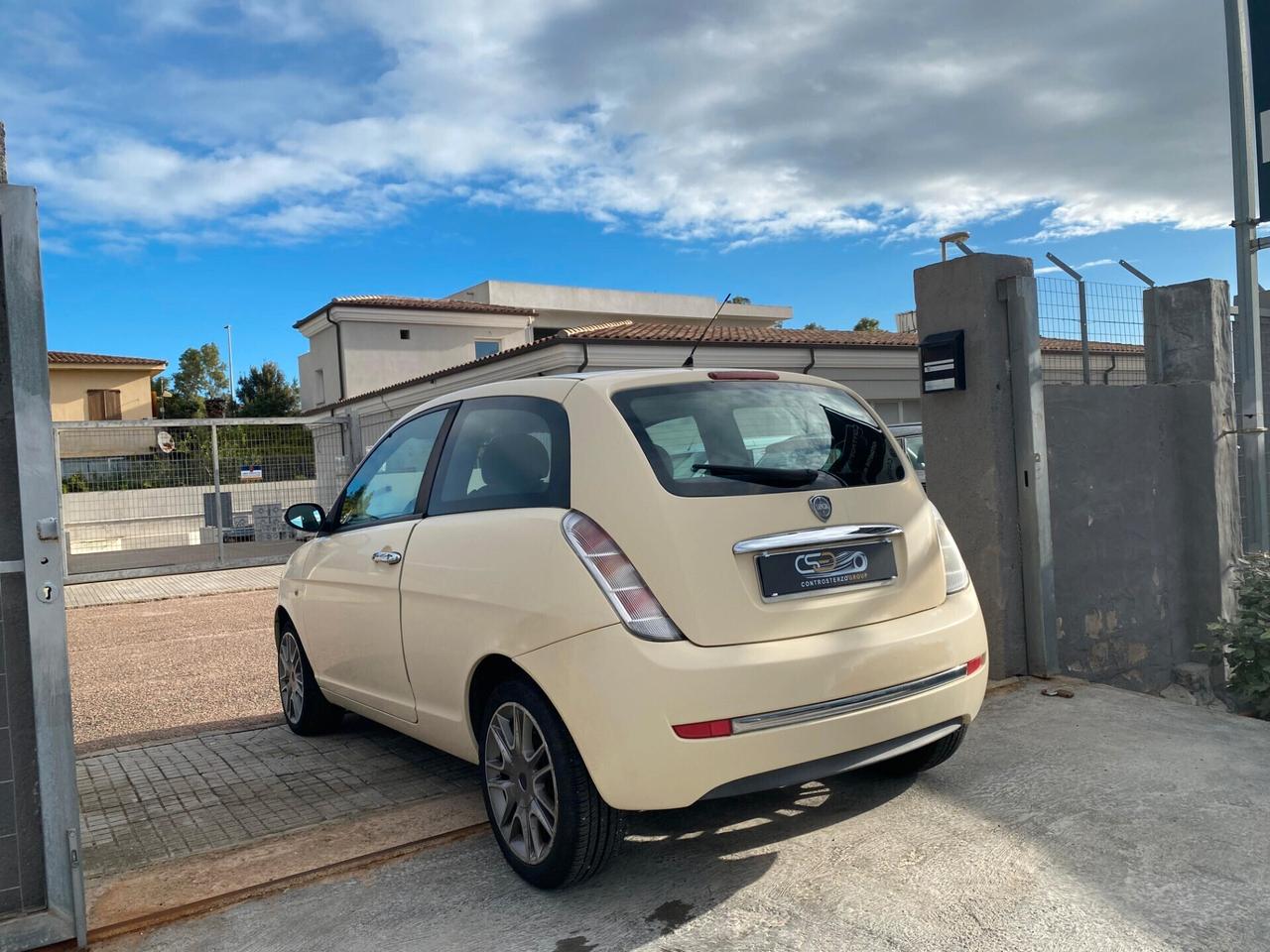 Lancia YPSILON NEOPATENTATI - BENZINA