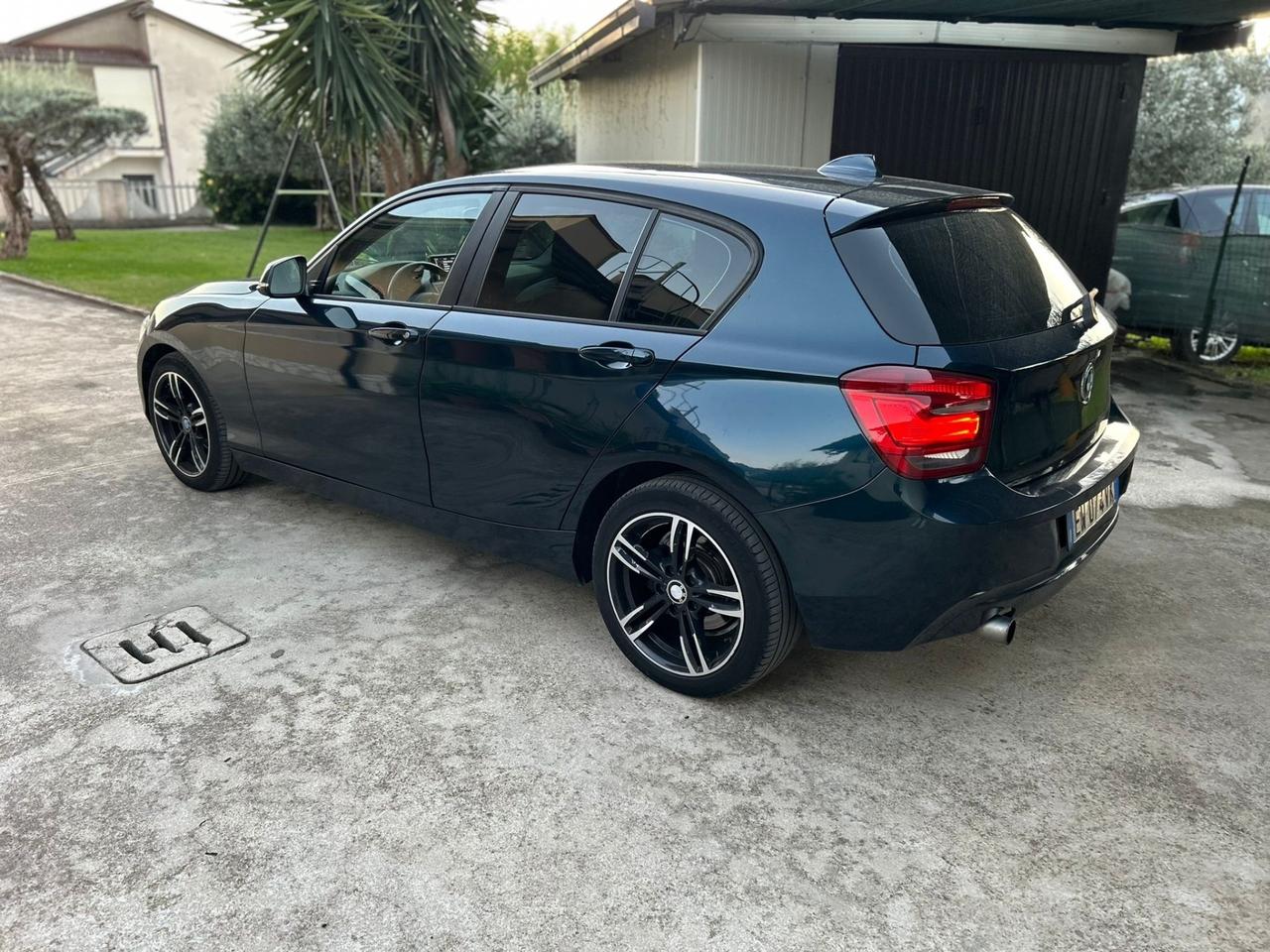 Bmw 116 116d 5p. Unique
