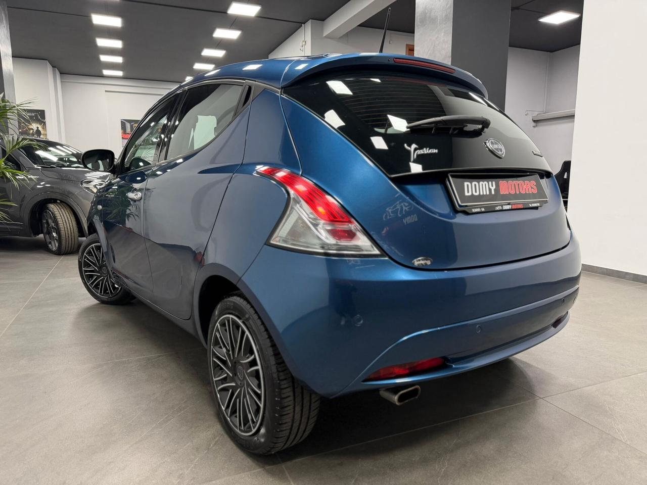 Lancia Ypsilon 1.0 FireFly 5 porte S&S Hybrid Ecochic Silver