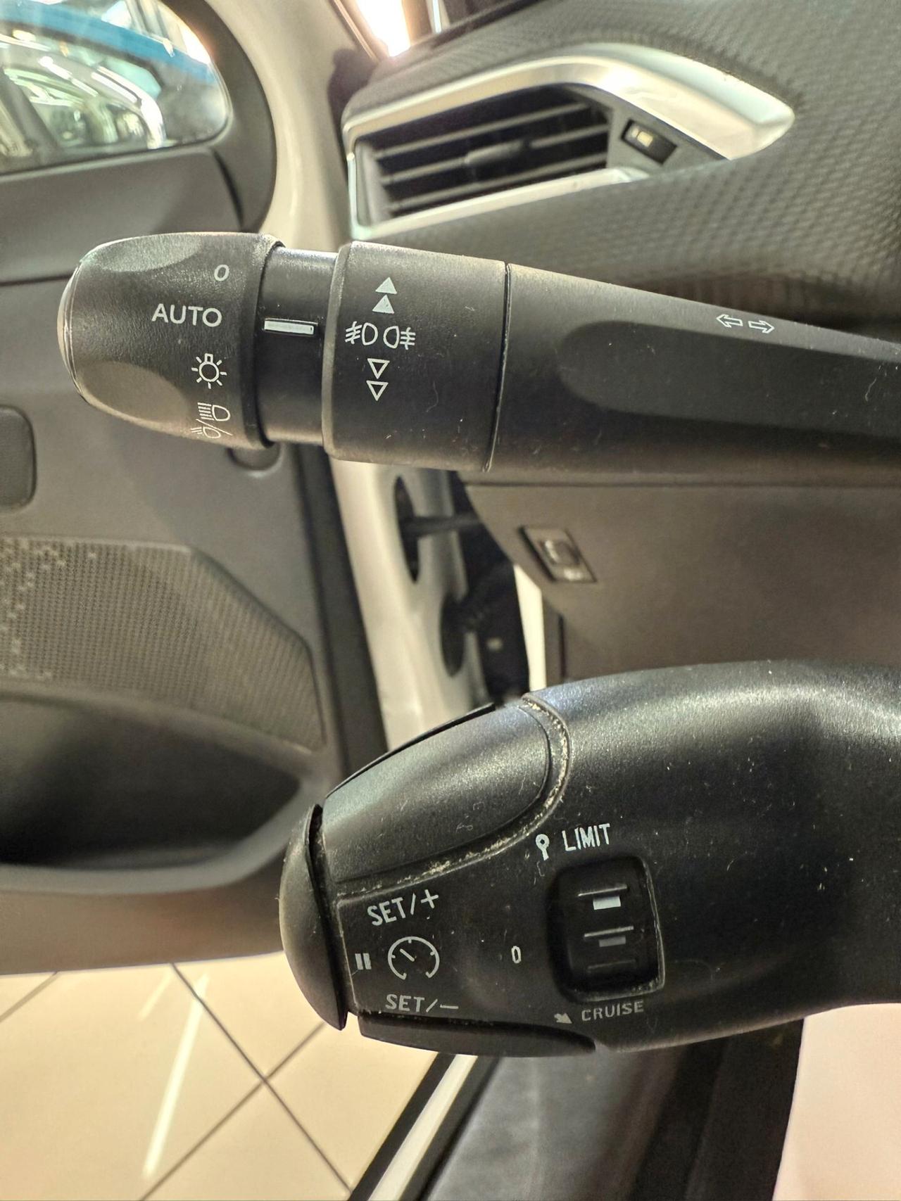 Peugeot 2008 1.6 e-HDi 115 CV Stop&Start Allure