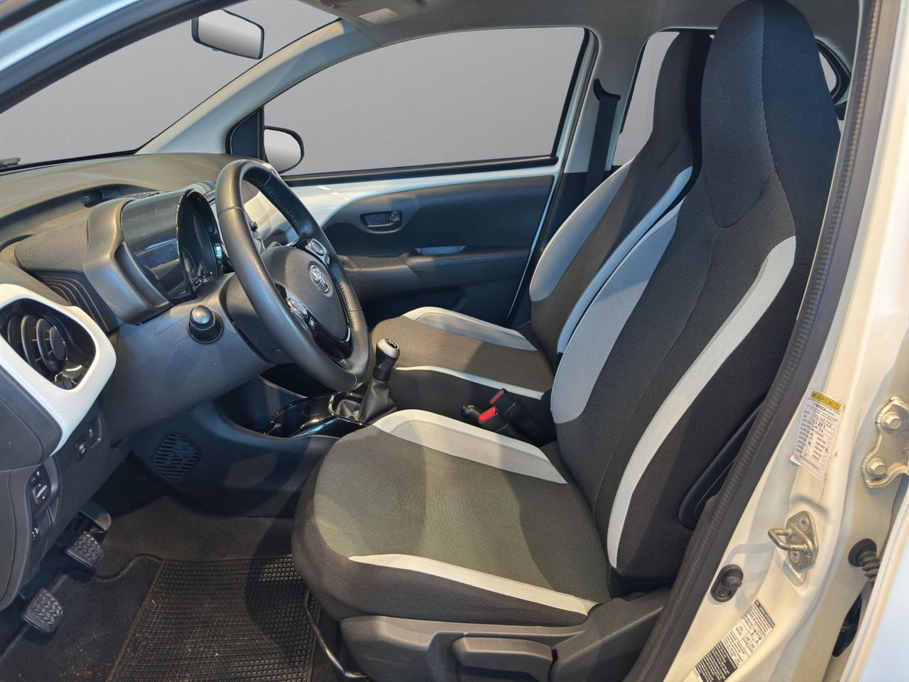 Toyota Aygo 5p 1.0 x-play my15