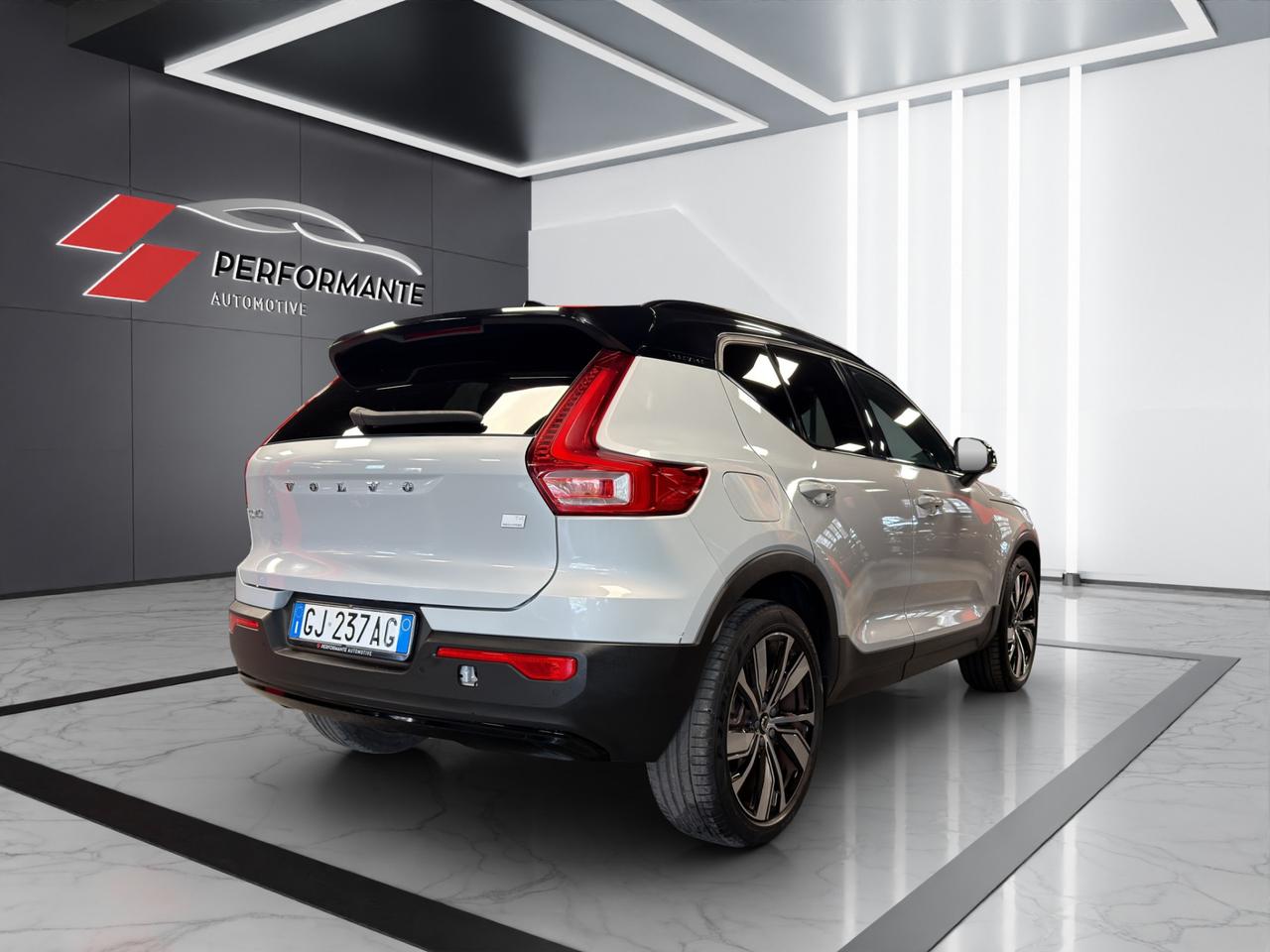 Volvo XC40 1.5 t4 phev R-design auto my21 - 24 MESI GARANZIA