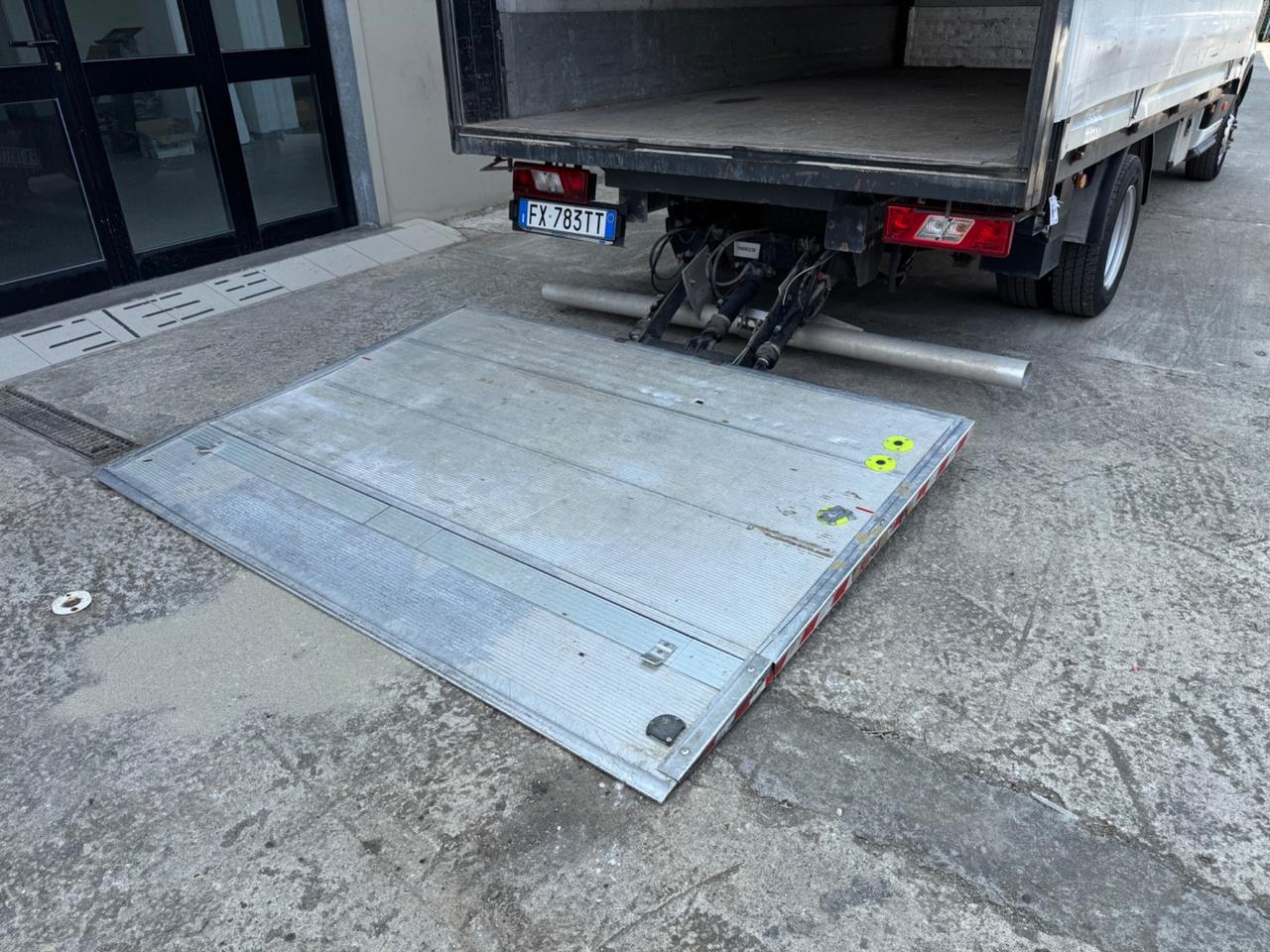 Ford Transit con la pedana ribasabile