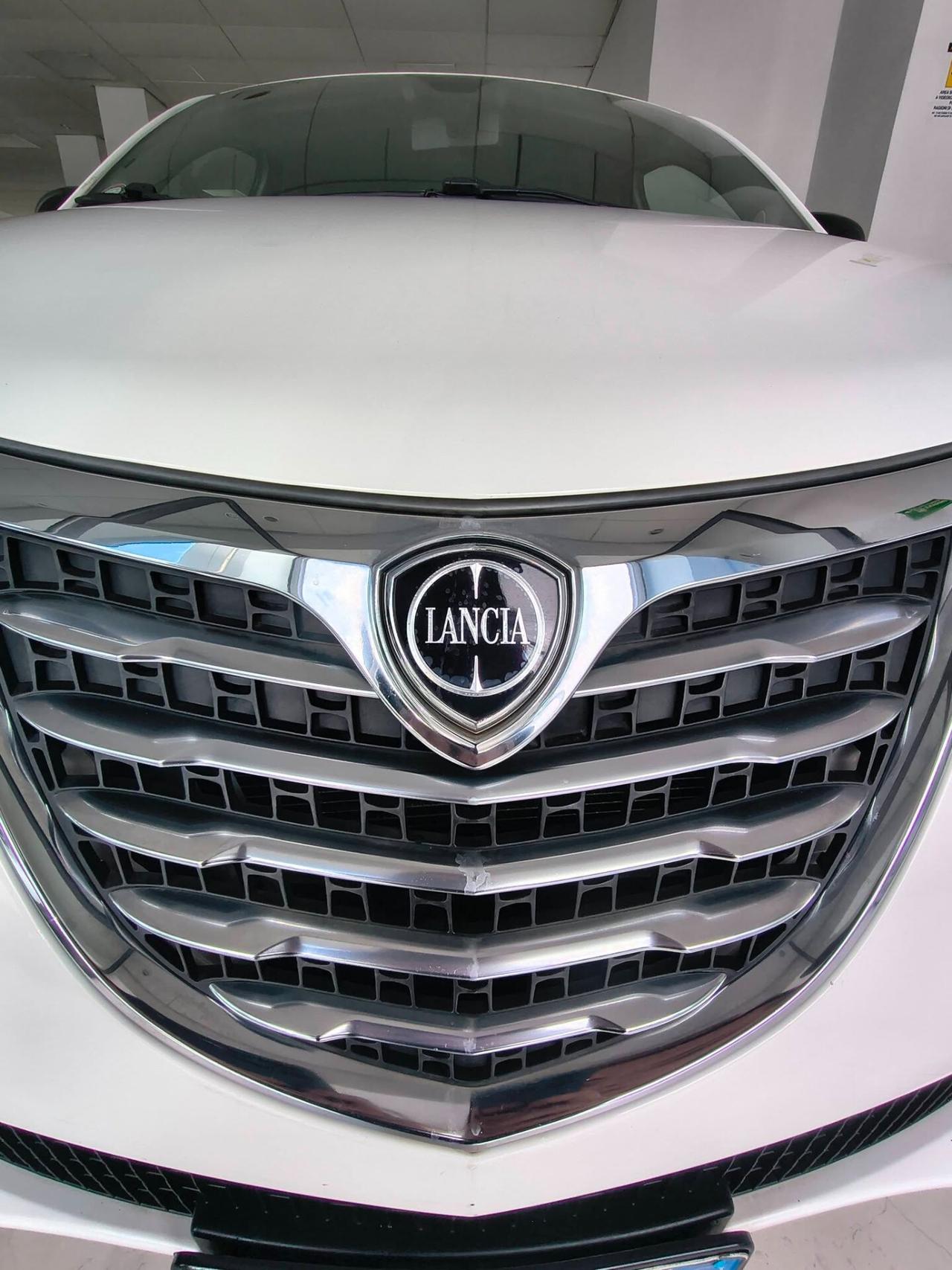 Lancia Ypsilon 0.9 TwinAir 85 CV 5 porte Metano Ecochic Silver