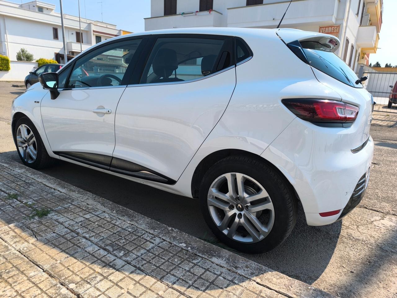 RENAULT CLIO MOSCHINO 1.5 HDI 75cv LED/NAVI/SES.POST/RETROCA
