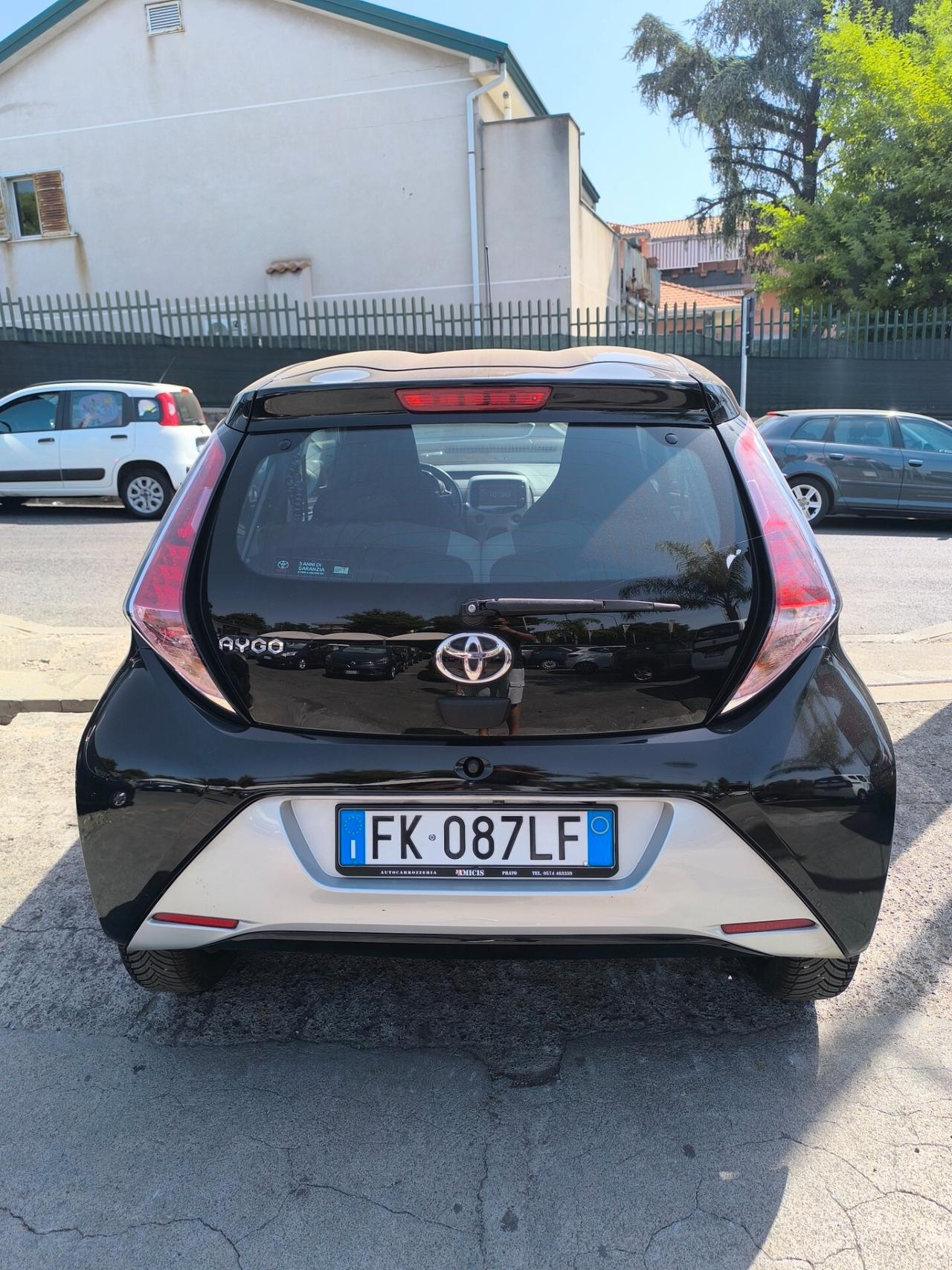 Toyota Aygo 1.0 VVT-i 69 CV 5 porte x-black TSS