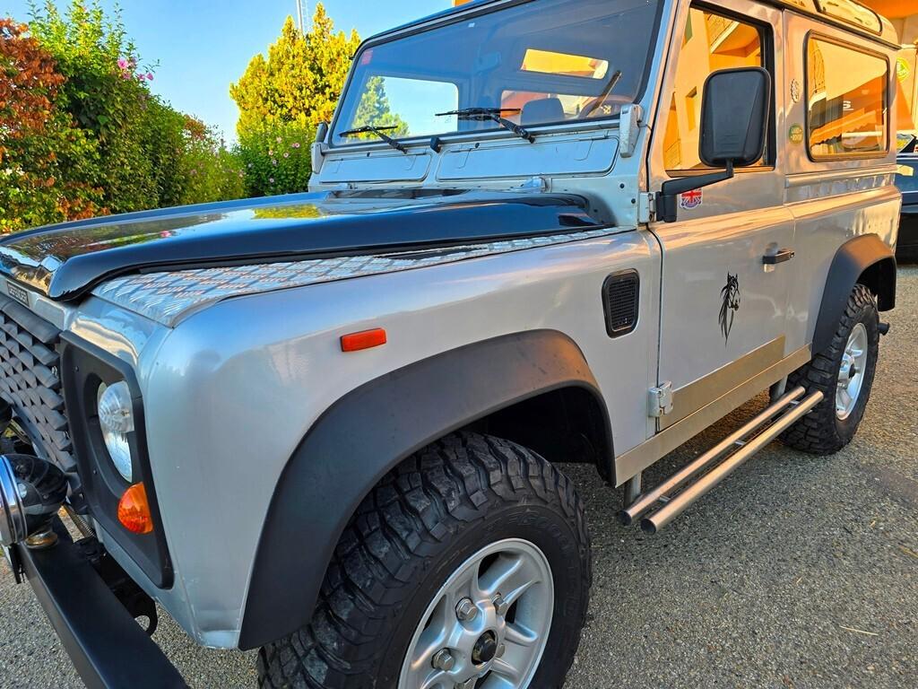 Land Rover Defender 90 TDI 200 RESTAURATA!