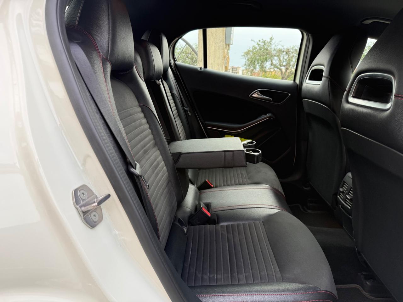 Mercedes-benz GLA 200 d Automatic Premium AMG Led Pelle Navy Cam 360*Bi xenon