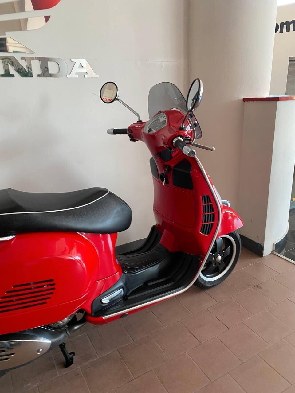 Piaggio Vespa 300 GTS