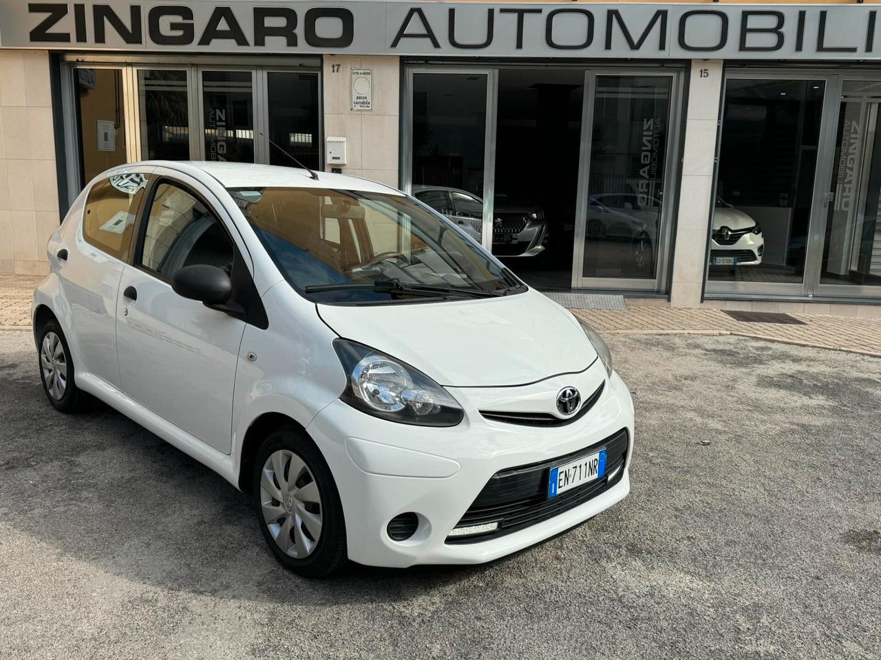 TOYOTA AYGO 1.0 12V 5P. LOUNGE NAVI PERFETTA