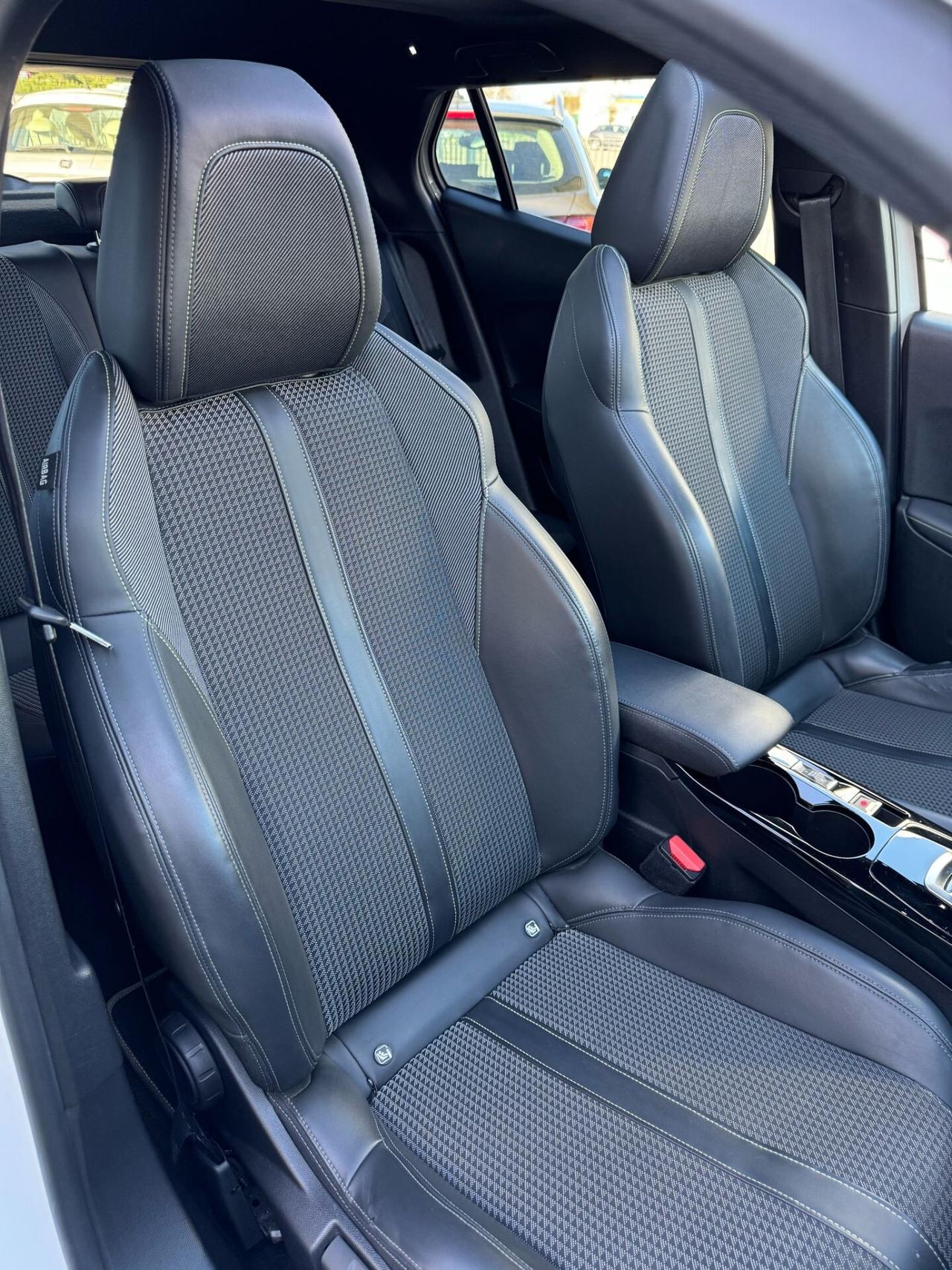 Peugeot 2008 1.5 HDI 130 EAT8 Navi Pack Tetto introvabile