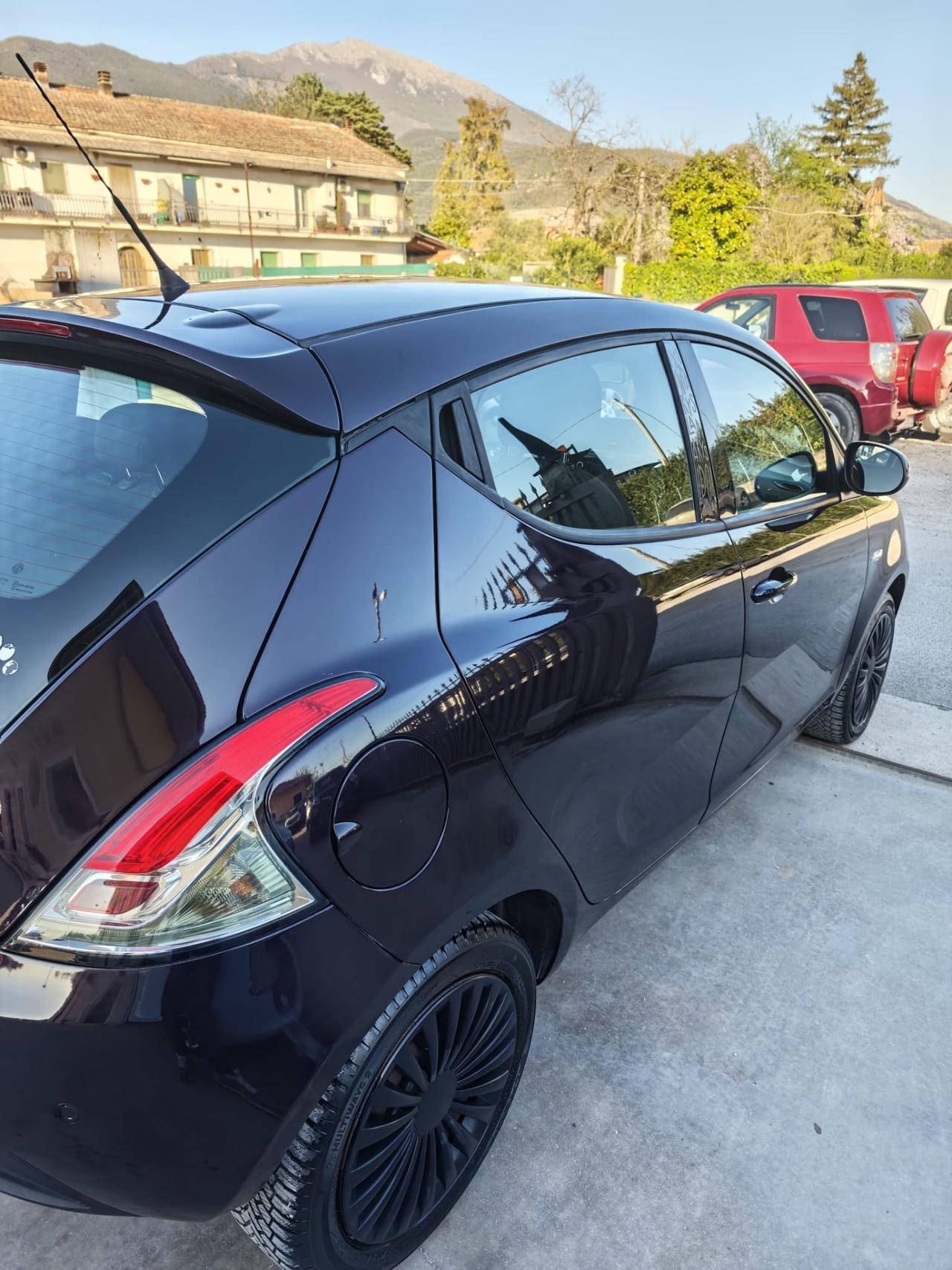Lancia Ypsilon 1.2 69 CV 5 porte Platinum km 94 mila garantita 12 mesi