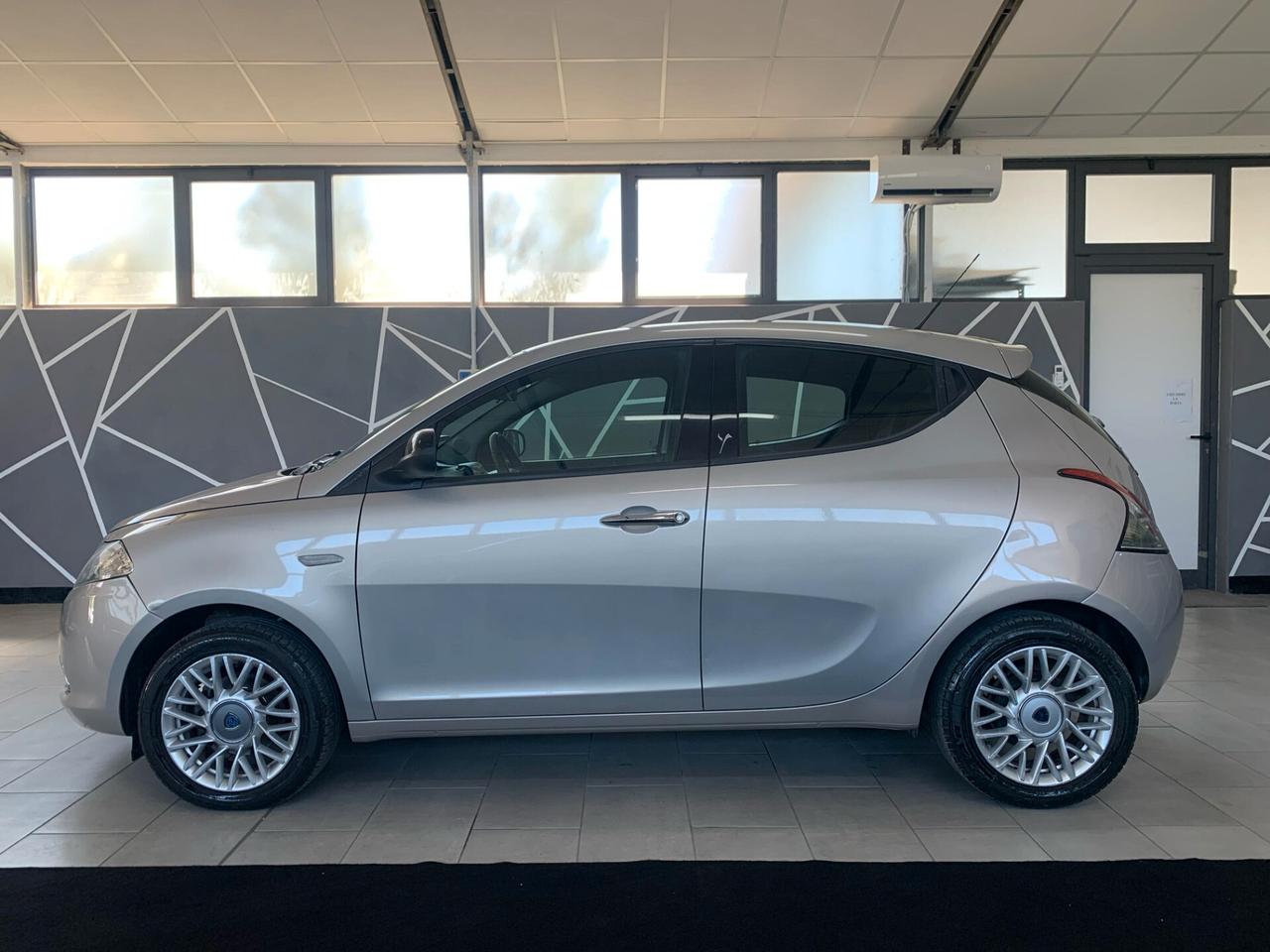 Lancia Ypsilon 1.2 69 CV 5 porte S&S Gold Neopatentati