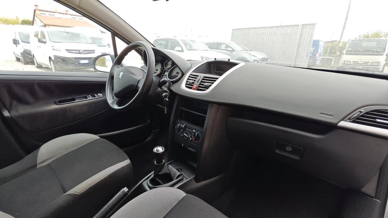 Peugeot 207 1.4 8V 75CV 5p. ONE Line