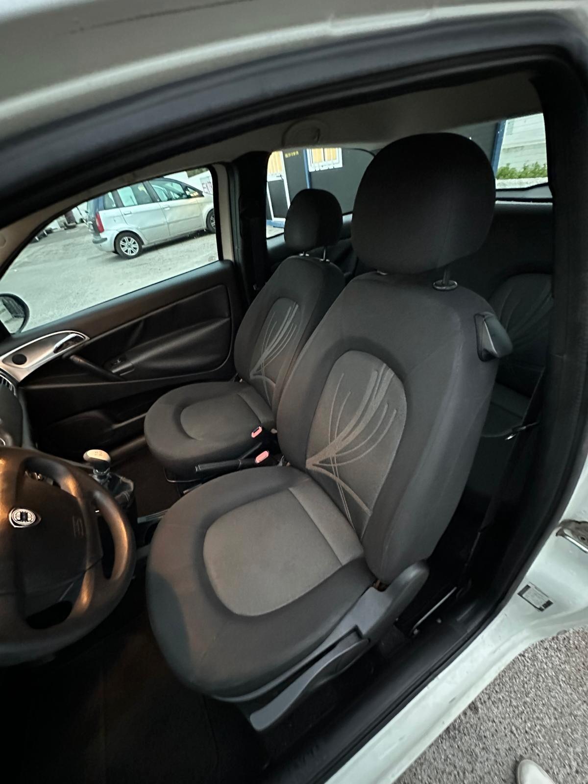 Lancia Ypsilon 1.2 69 CV Unyca