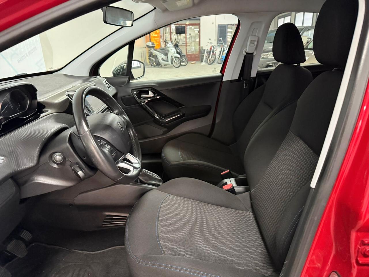 Peugeot 208 PureTech 82cv 5 porte Allure