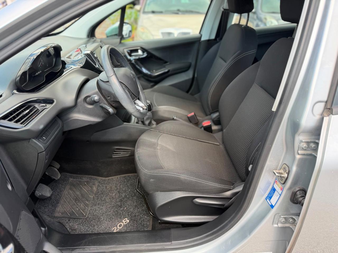 Peugeot 208 PureTech 82 5 porte Black Line 2