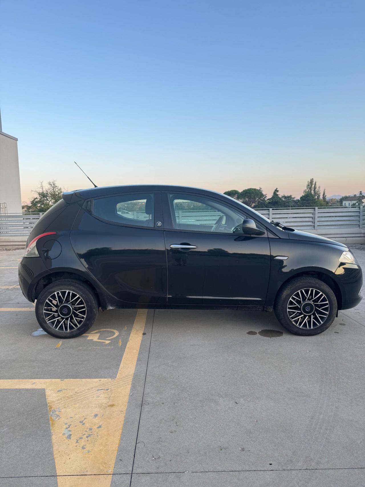 Lancia Ypsilon 0.9 TwinAir 85 CV 5 porte Metano Ecochic 30th Ann.
