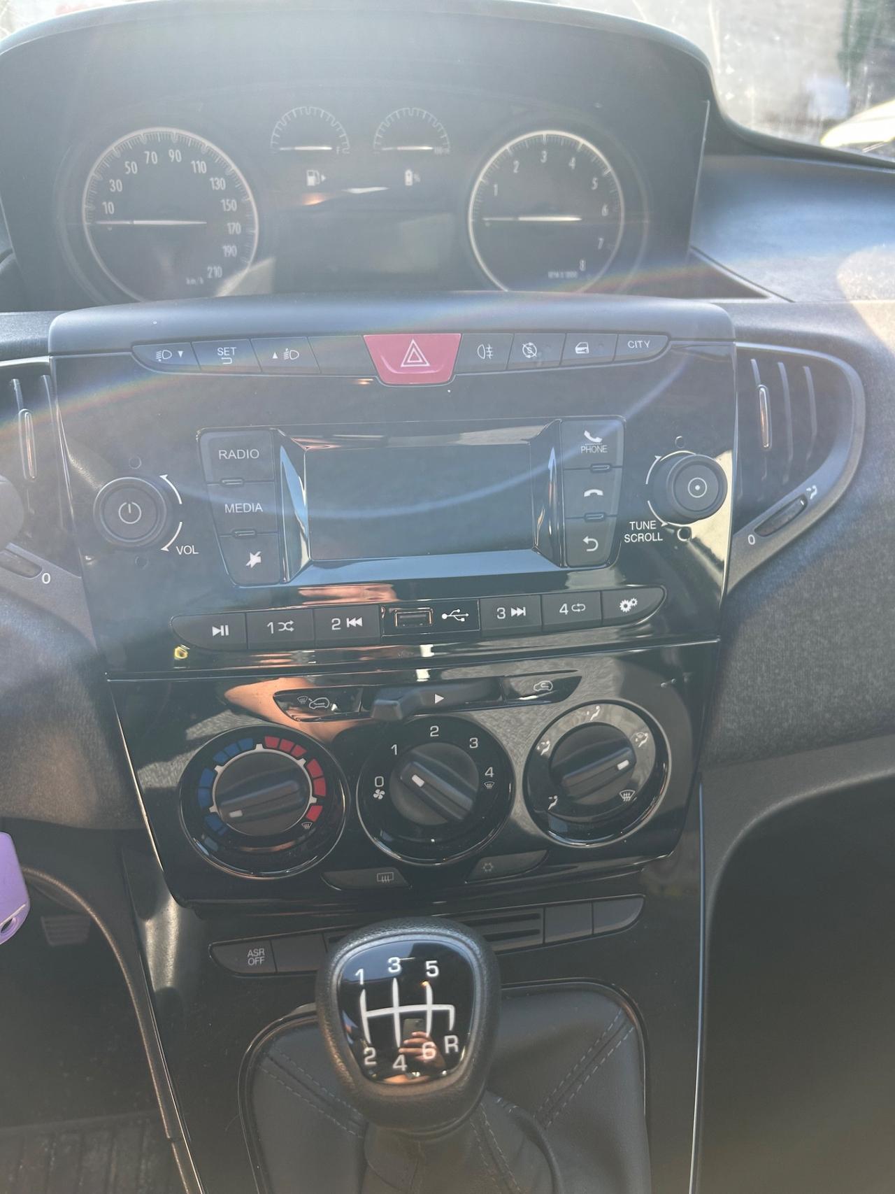 Lancia Ypsilon 1.0 FireFly 5 porte S&S Hybrid Ecochic Silver
