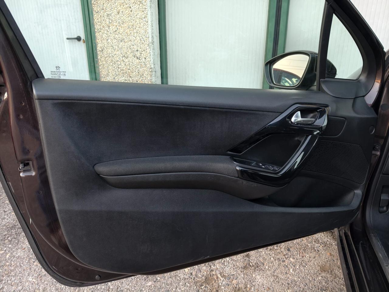 Peugeot 208 1.2 BENZINA NEOPATENTATI 3 PORTE 2012