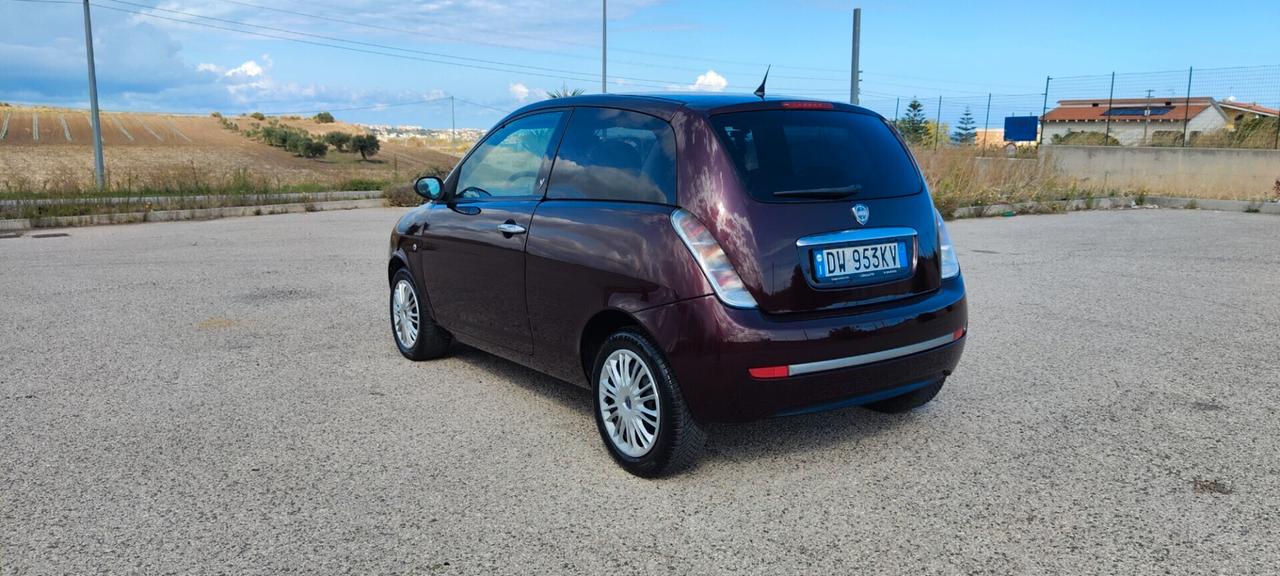 Lancia Ypsilon 1.3 MJT 75 CV Versus