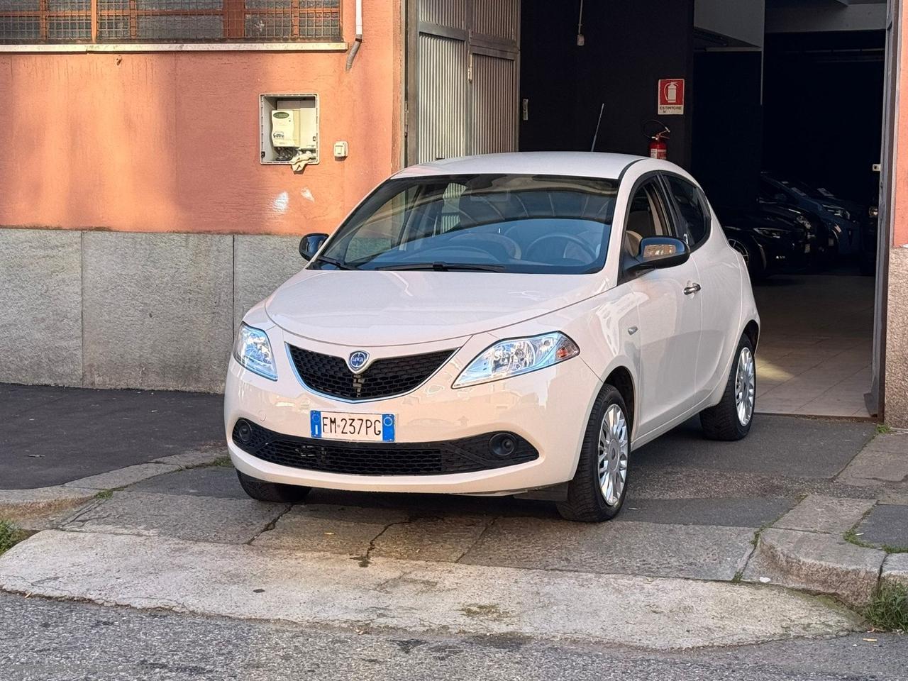 LANCIA Ypsilon 1.2 69 CV 5p. Silver