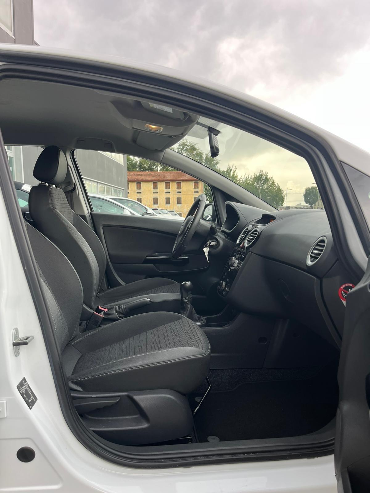 Opel Corsa 1.2 5 porte neopatentati