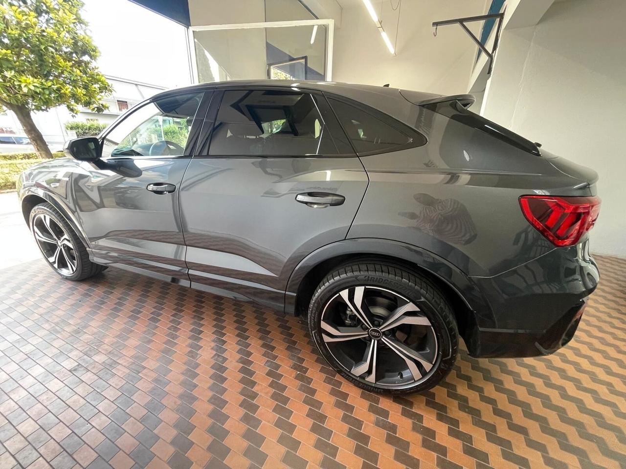 Audi Q3 TDI S tronic Identity Black