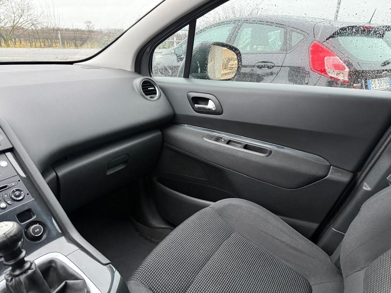 Peugeot 5008 1.6 Diesel 7 posti Neopatentati