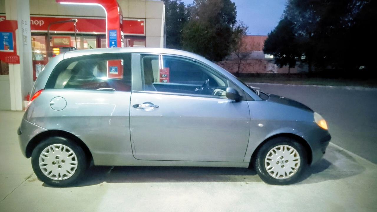 Lancia Ypsilon 1.2 16V 59kw NEOPATENTATI 05