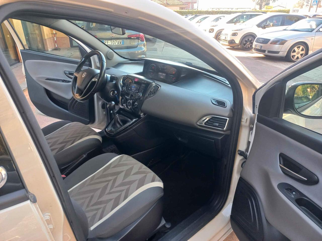 Lancia Ypsilon 1.2 69 CV 5 porte Silver opening edition