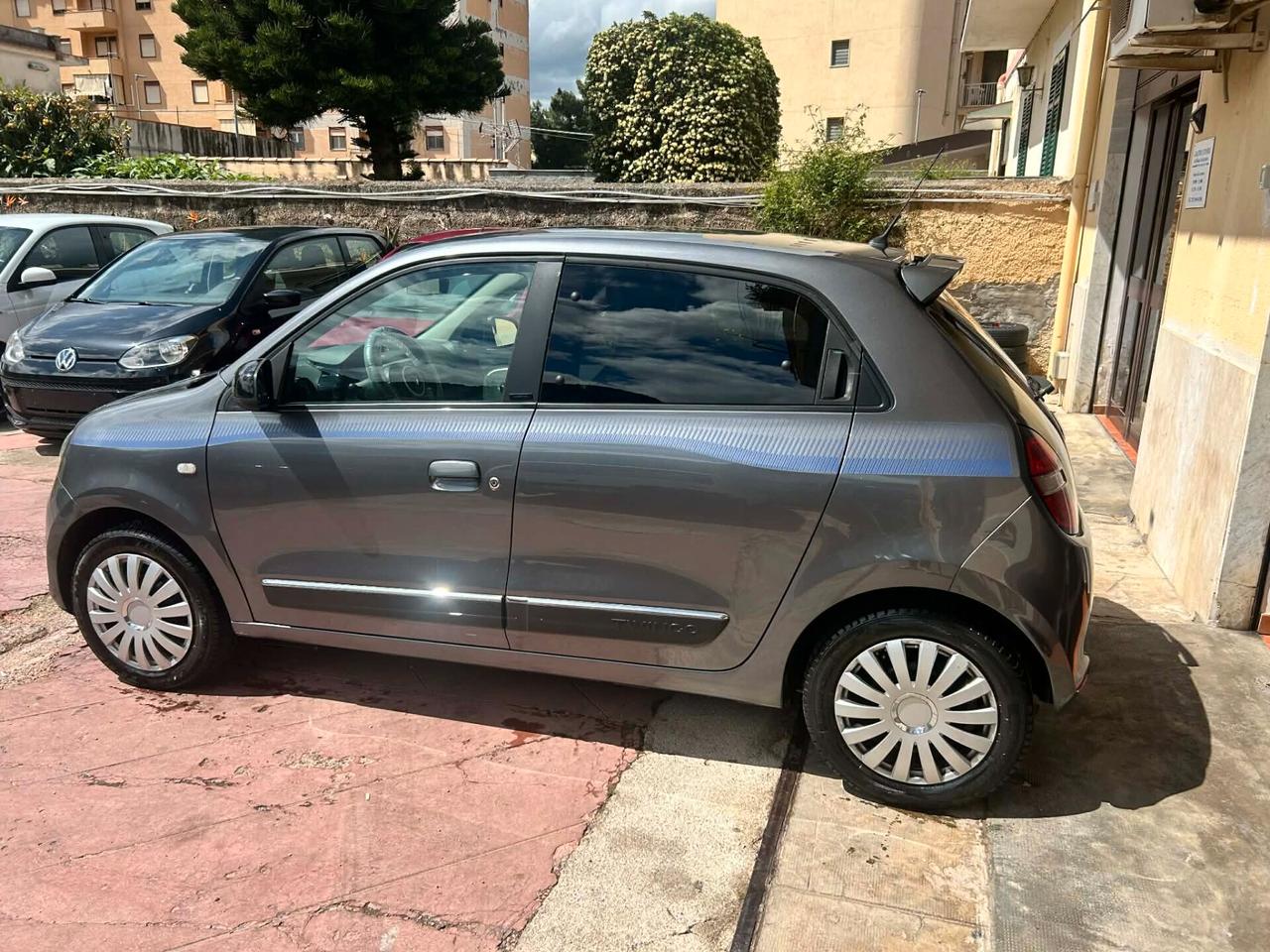 RENAULT TWINGO 1.0 2016 COSMIC LOVELY EDITION