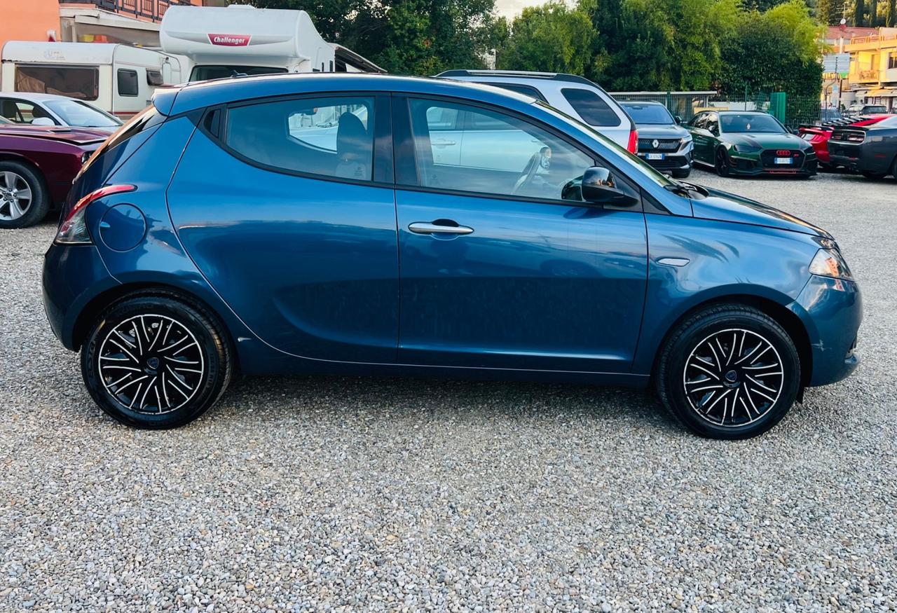 Lancia Ypsilon 1.0 FireFly 5 porte S&S Hybrid Silver