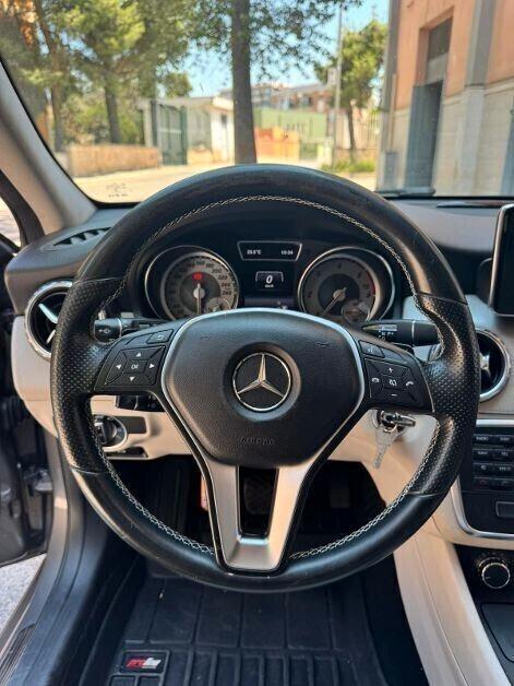 Mercedes-Benz GLA 200d Aut. *FULL OPT.* da VETRINA