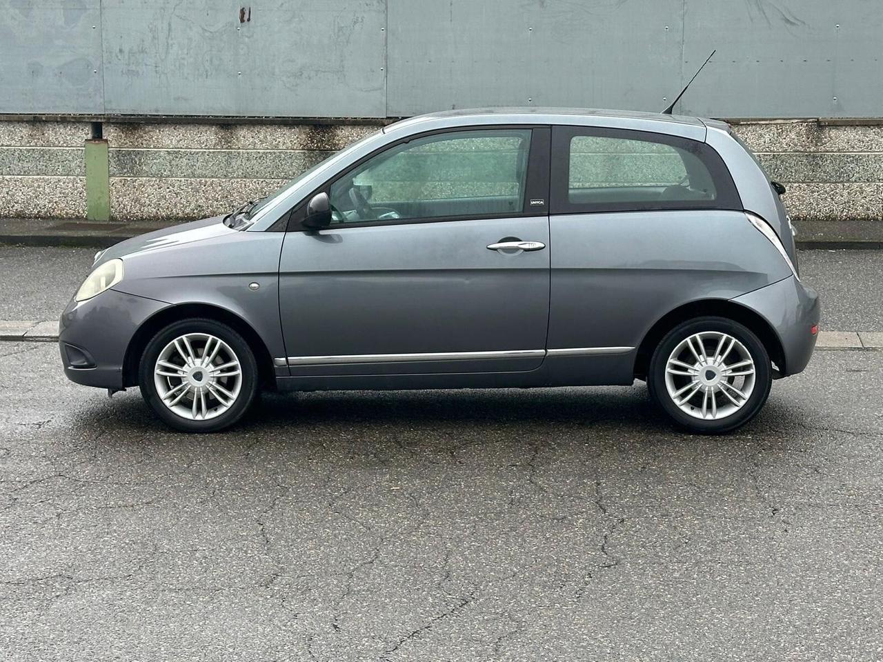 Lancia Ypsilon 1.3 MJT 75 CV Unyca