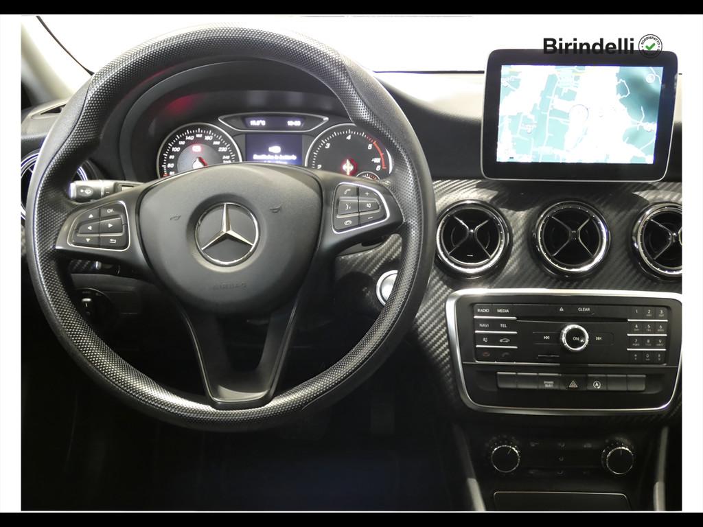 Mercedes-Benz GLA (X156) - GLA 200 d Automatic Business