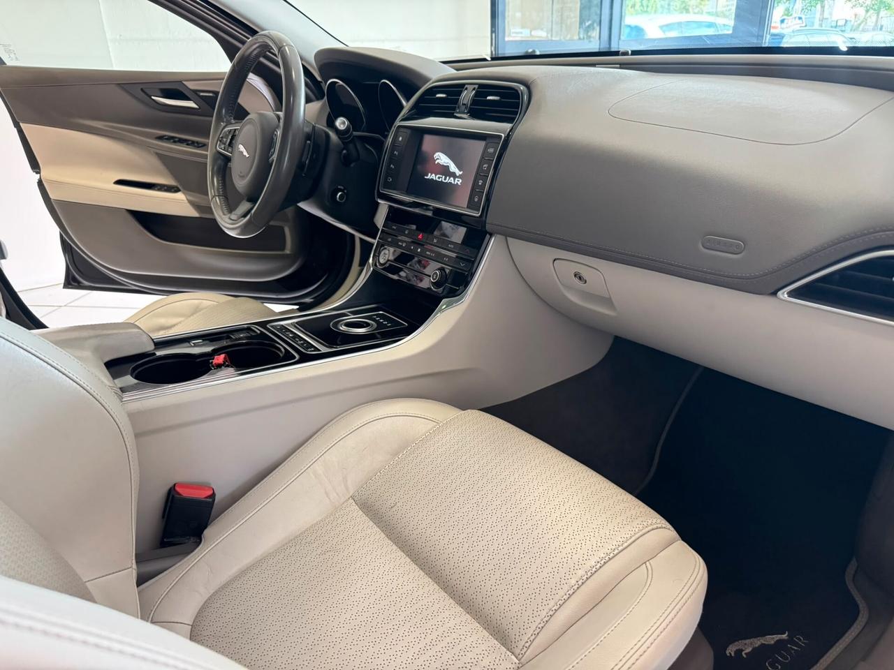 Jaguar XE 2.0 D Turbo aut. Portfolio