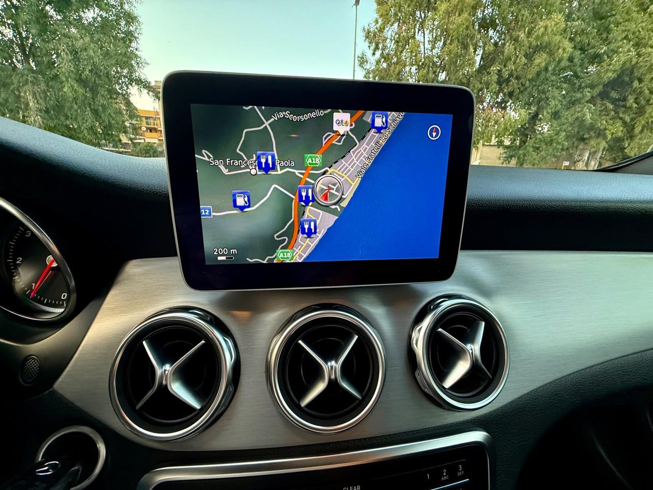 MERCEDES- BENZ GLA 200 D AMG PREMIUM