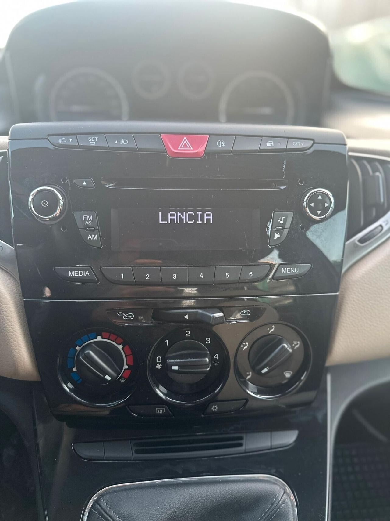 Lancia Ypsilon 1.2 69 - CV Platinum -