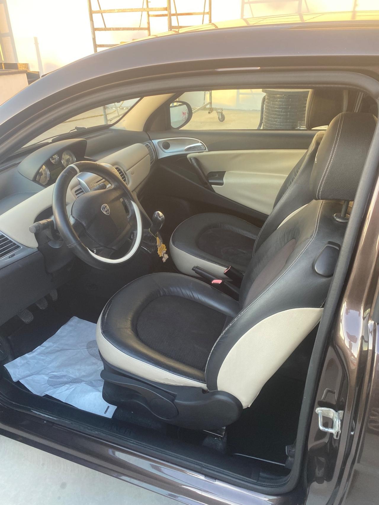 Lancia Ypsilon 1.3 MJT 75 CV Platino
