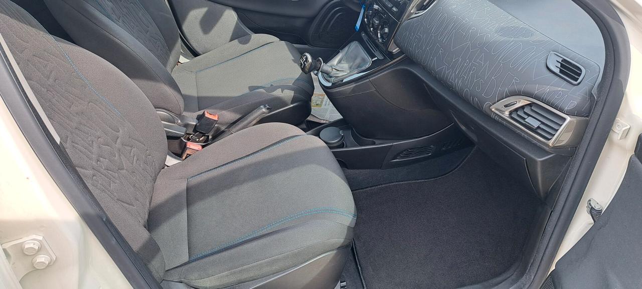 Lancia Ypsilon 0.9 TwinAir 85 CV 5 porte Metano Ecochic Silver