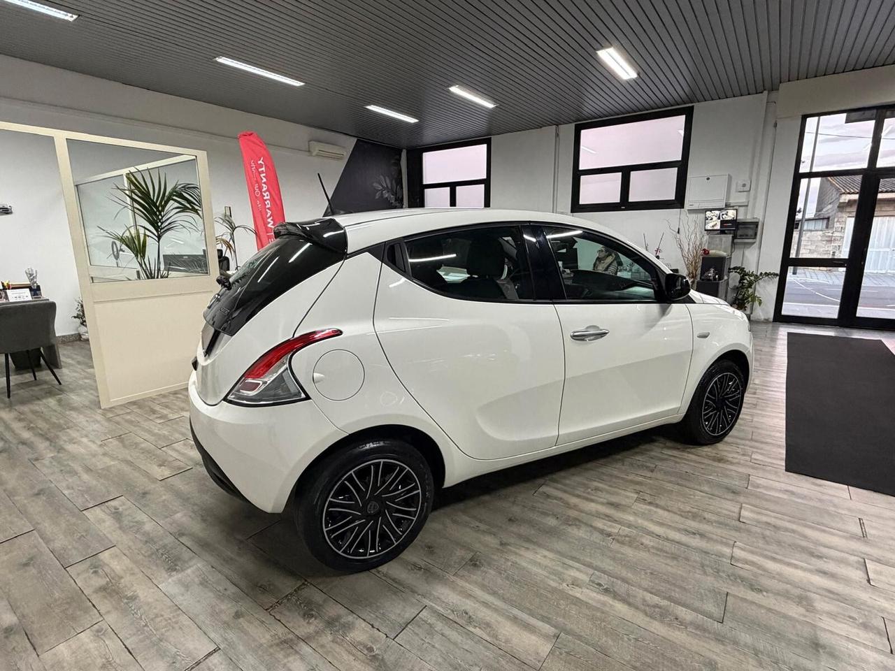 Lancia Ypsilon 1.0 FireFly 5 porte S&S Hybrid Gold