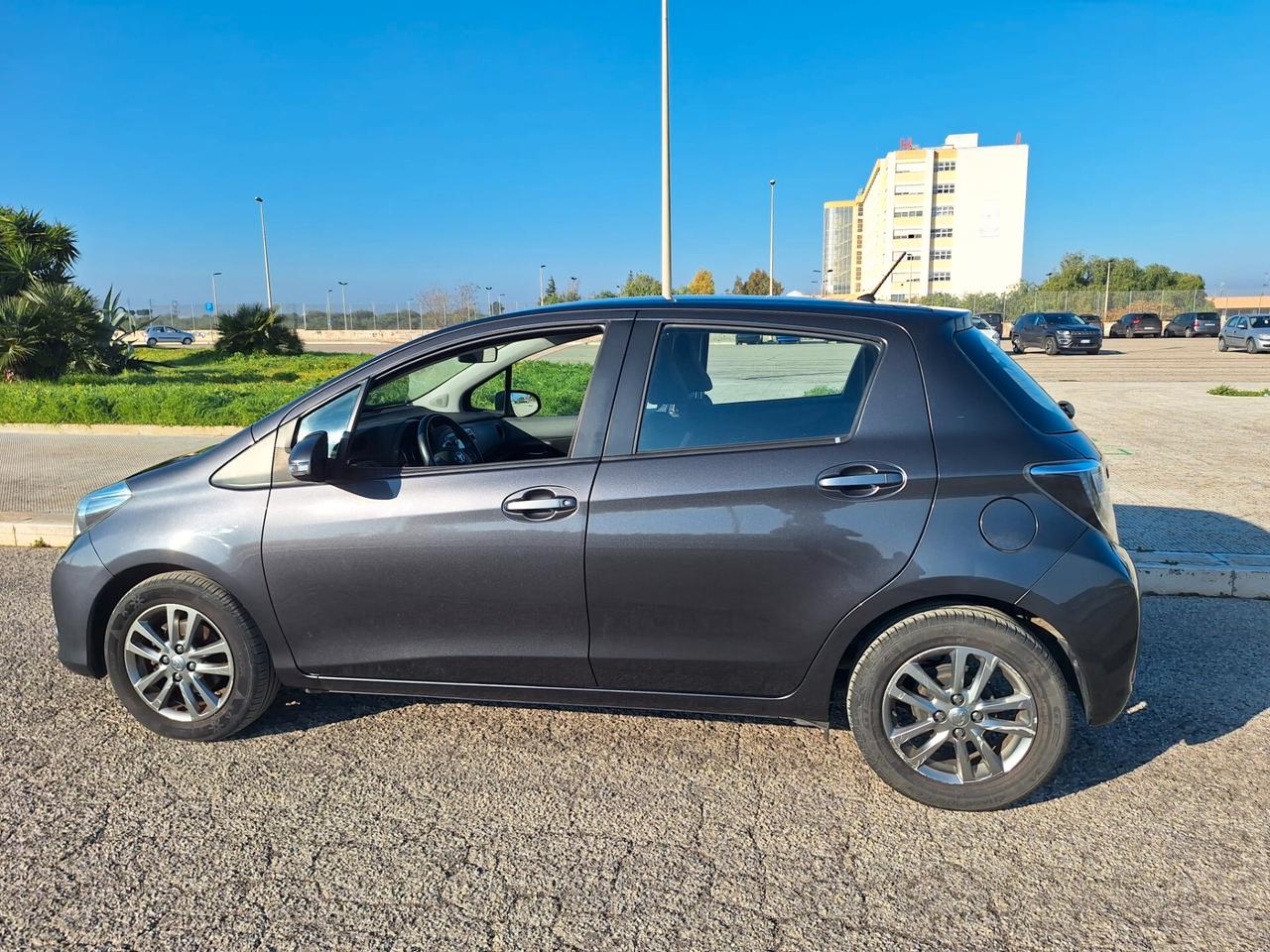Toyota Yaris 1.3 5 porte Lounge - 12/2013