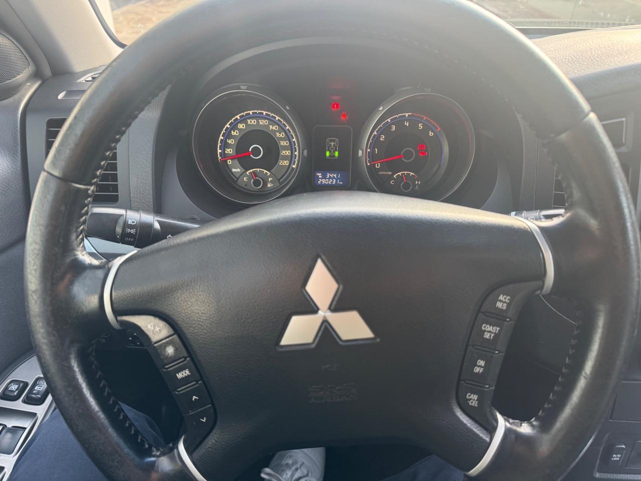 Mitsubishi Pajero 3.2 DI-D Autocarro Manuale Gancio traino