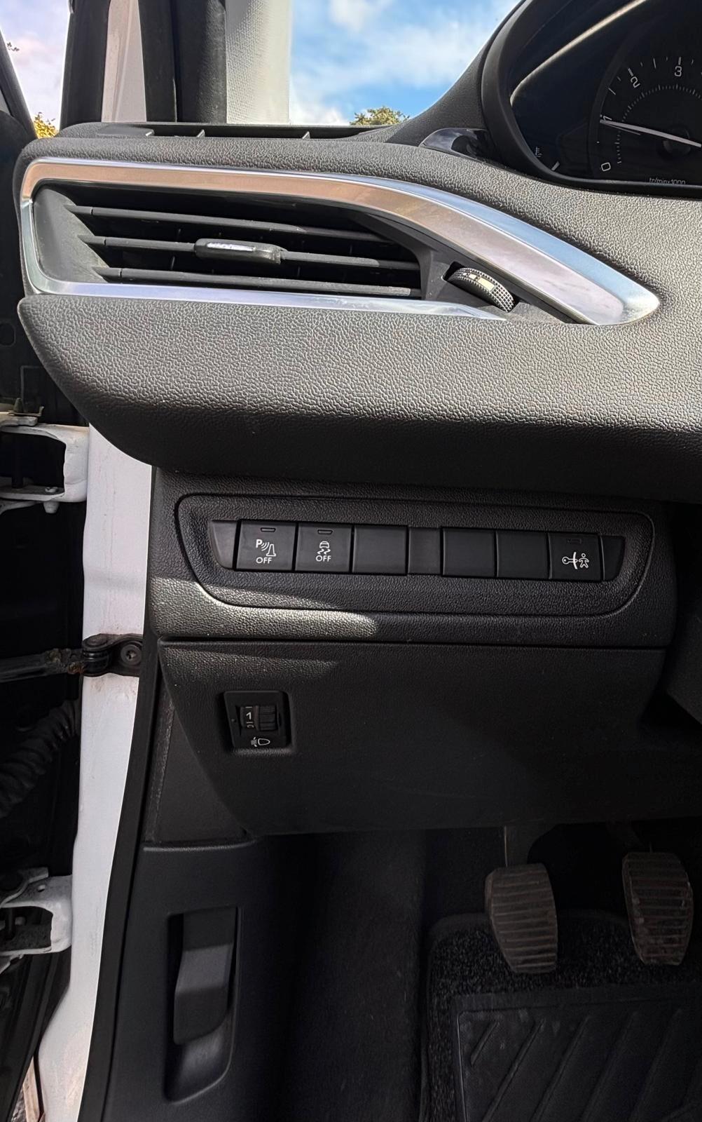Peugeot 208 1.4 HDi 68 CV 5 porte Allure